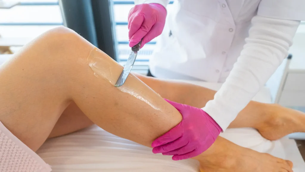 Person bei der Beinhaarentfernung im Kosmetikstudio Beauty Charisma