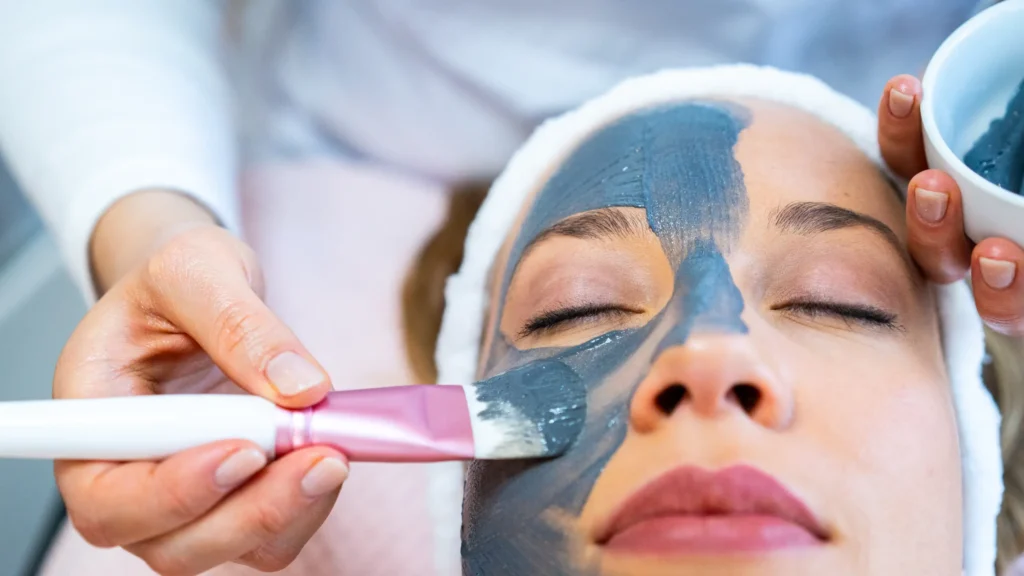 Frau die bei Beauty Charisma in Igis in der Gesichtsbehandlung ist